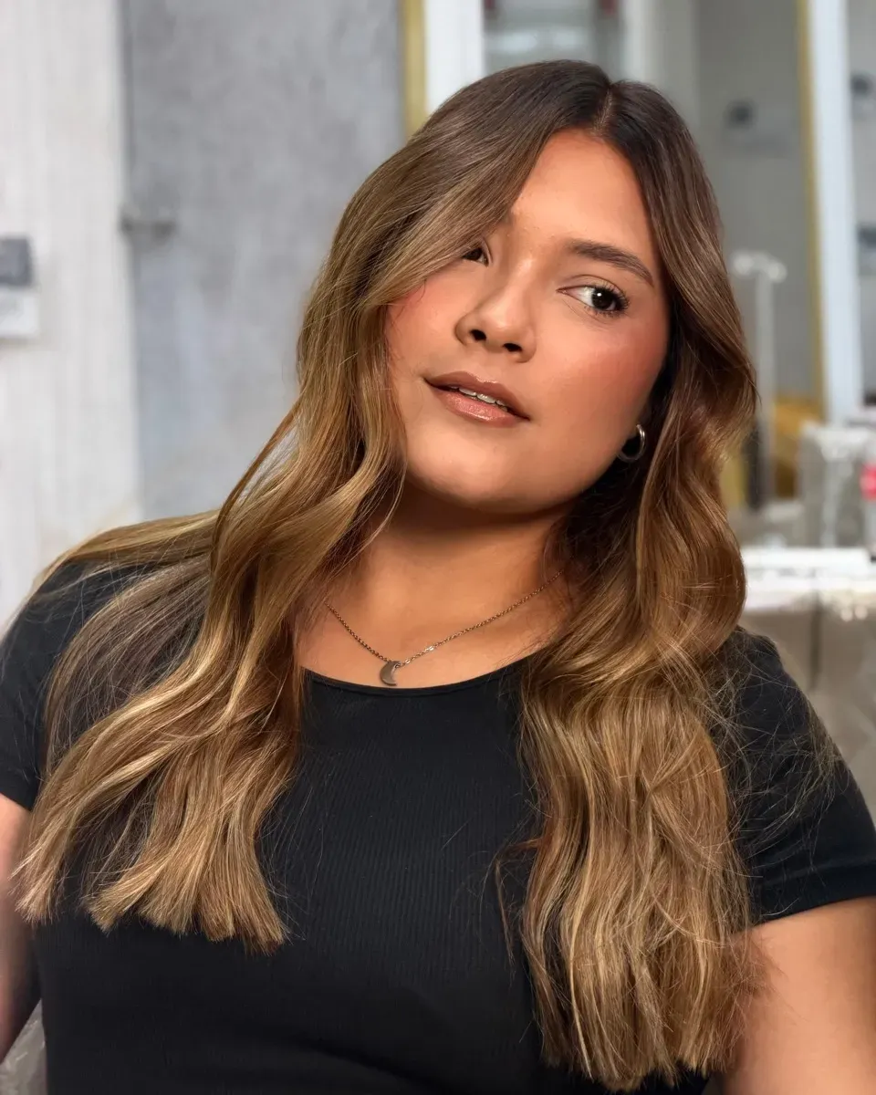 Después: la misma clienta con el balayage terminado, cabello largo en tonos miel.